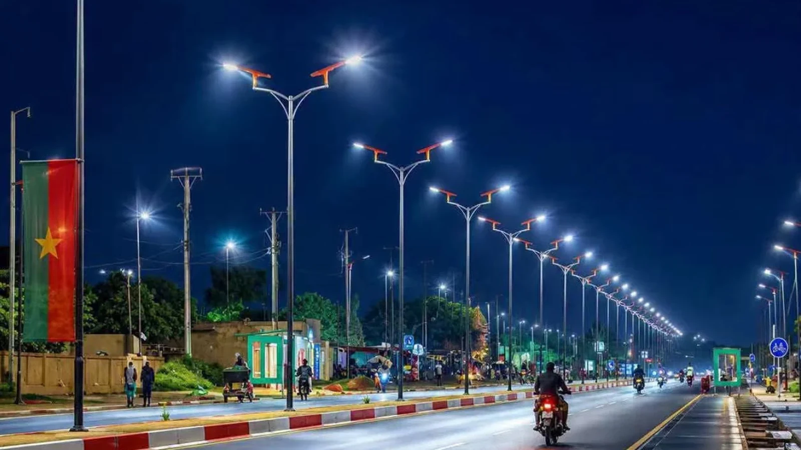 80W 一体化太阳能路灯夜间点亮布基纳法索一条主干道