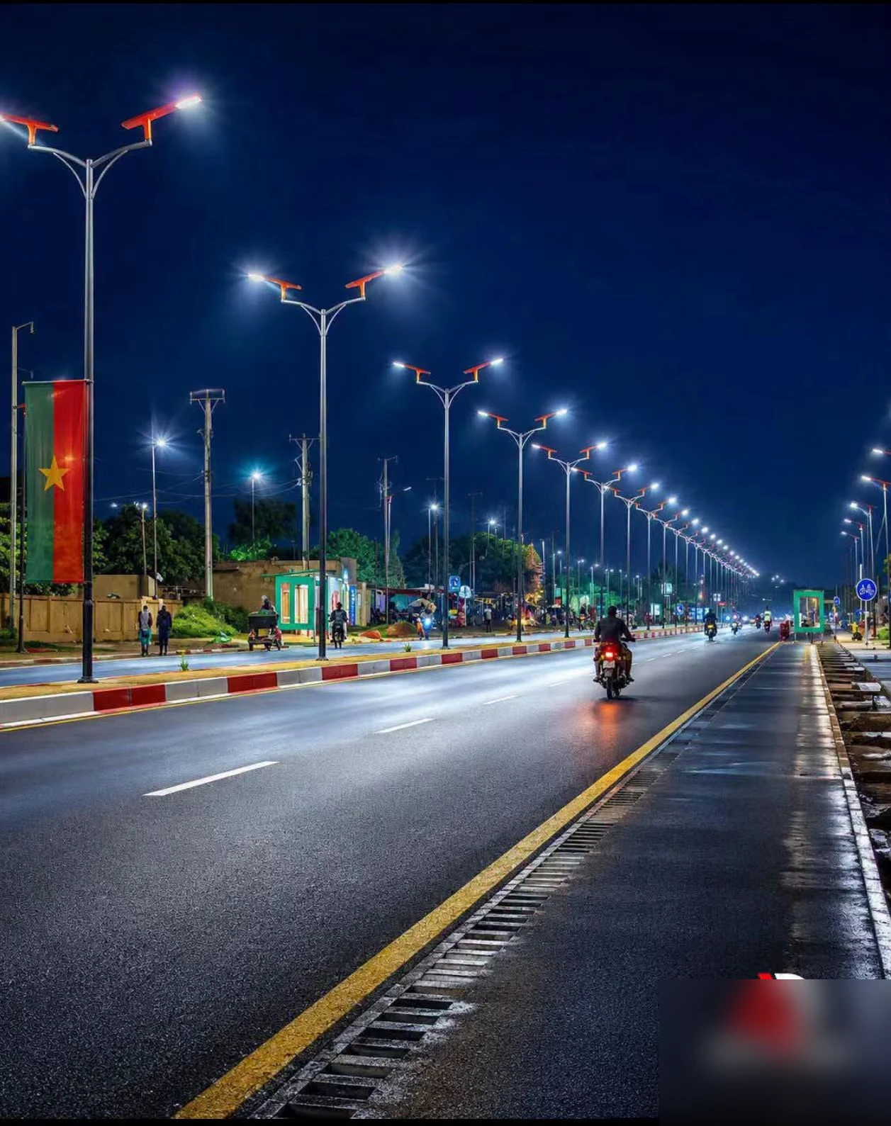 Luminarias solares todo en uno 80W iluminando un bulevar principal en Burkina Faso de noche