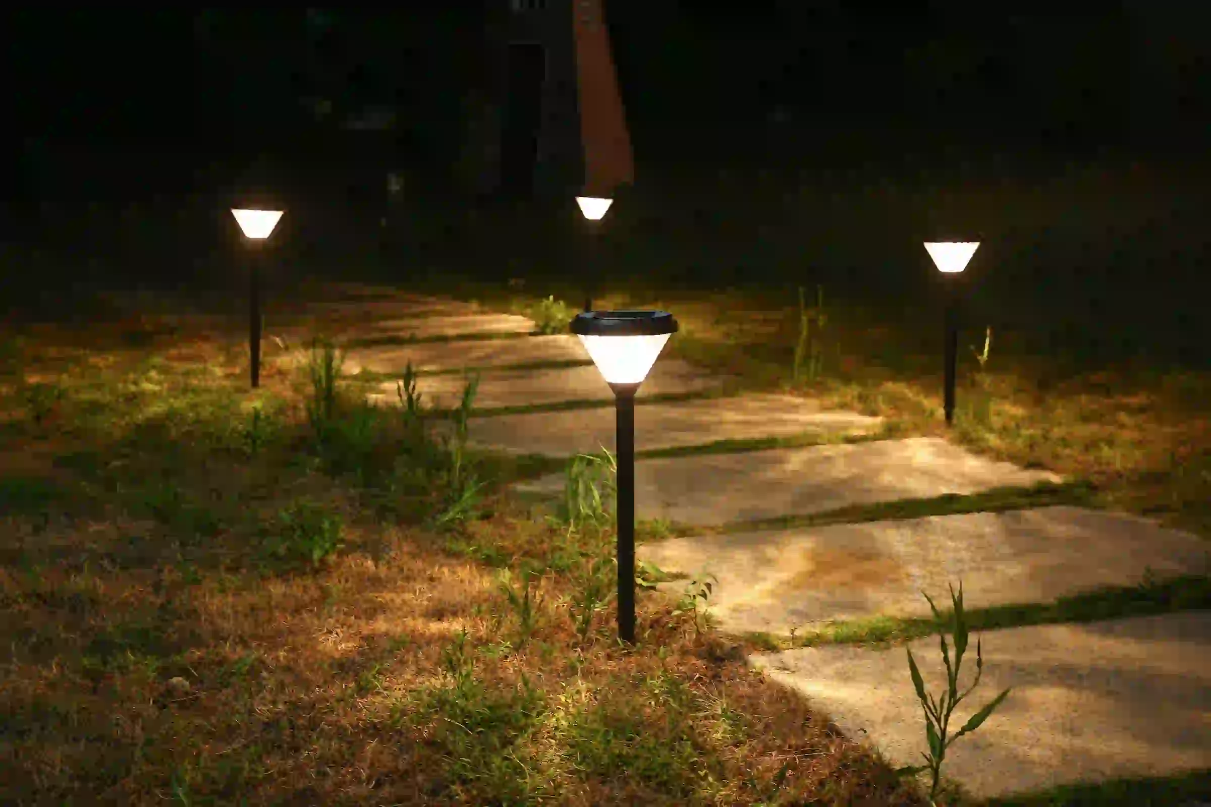 CPD-0907 solar lights lining a landscaped area