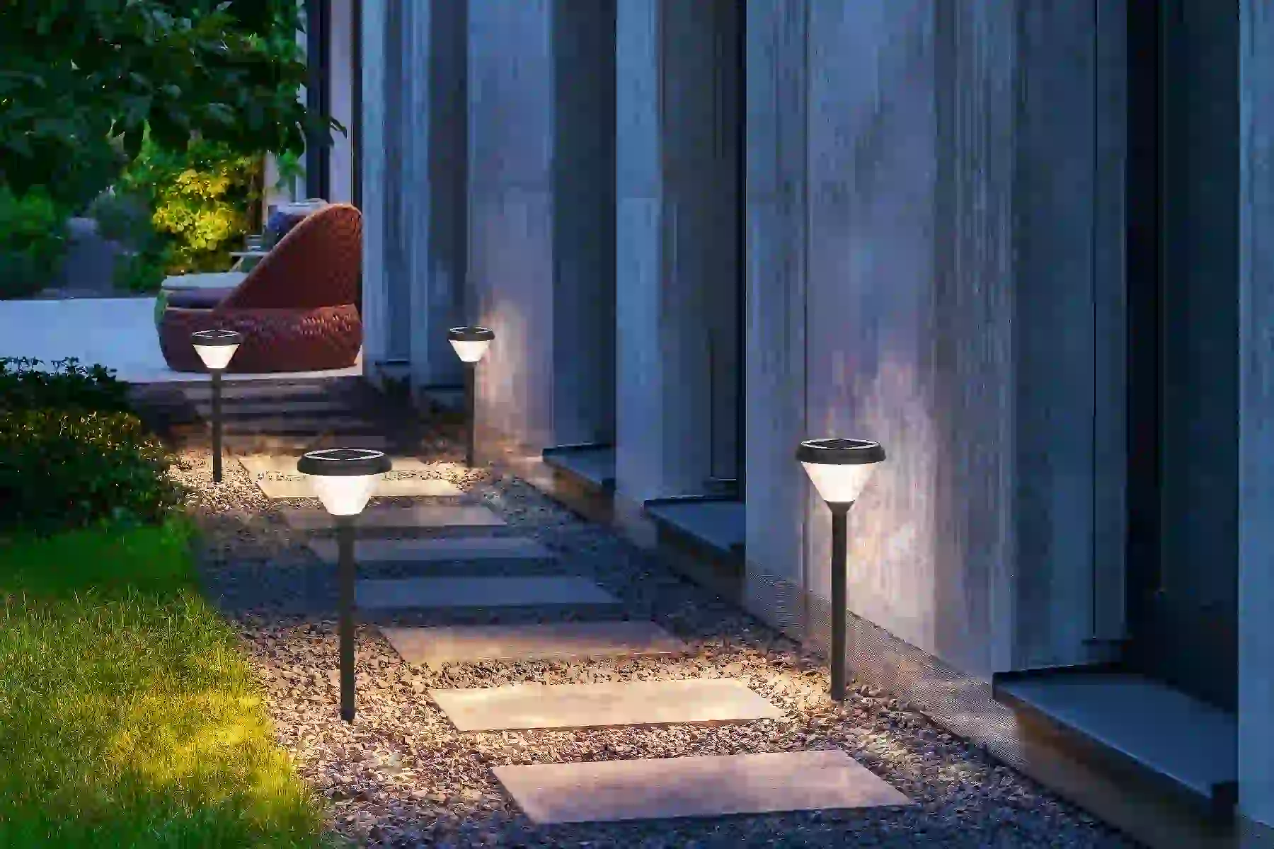 CPD-0907 solar lights in a courtyard