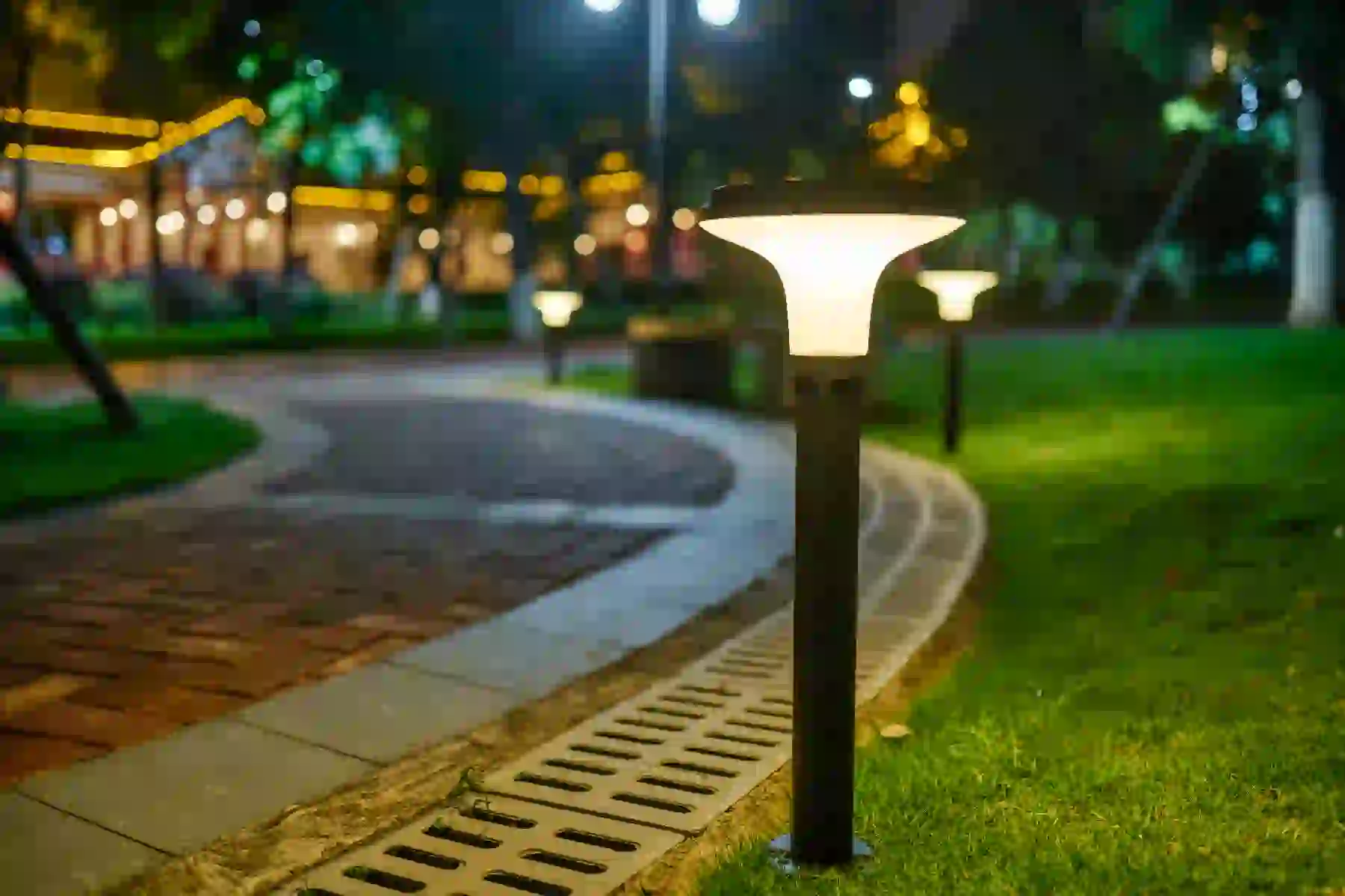 CPD-1004 solar lights in a courtyard