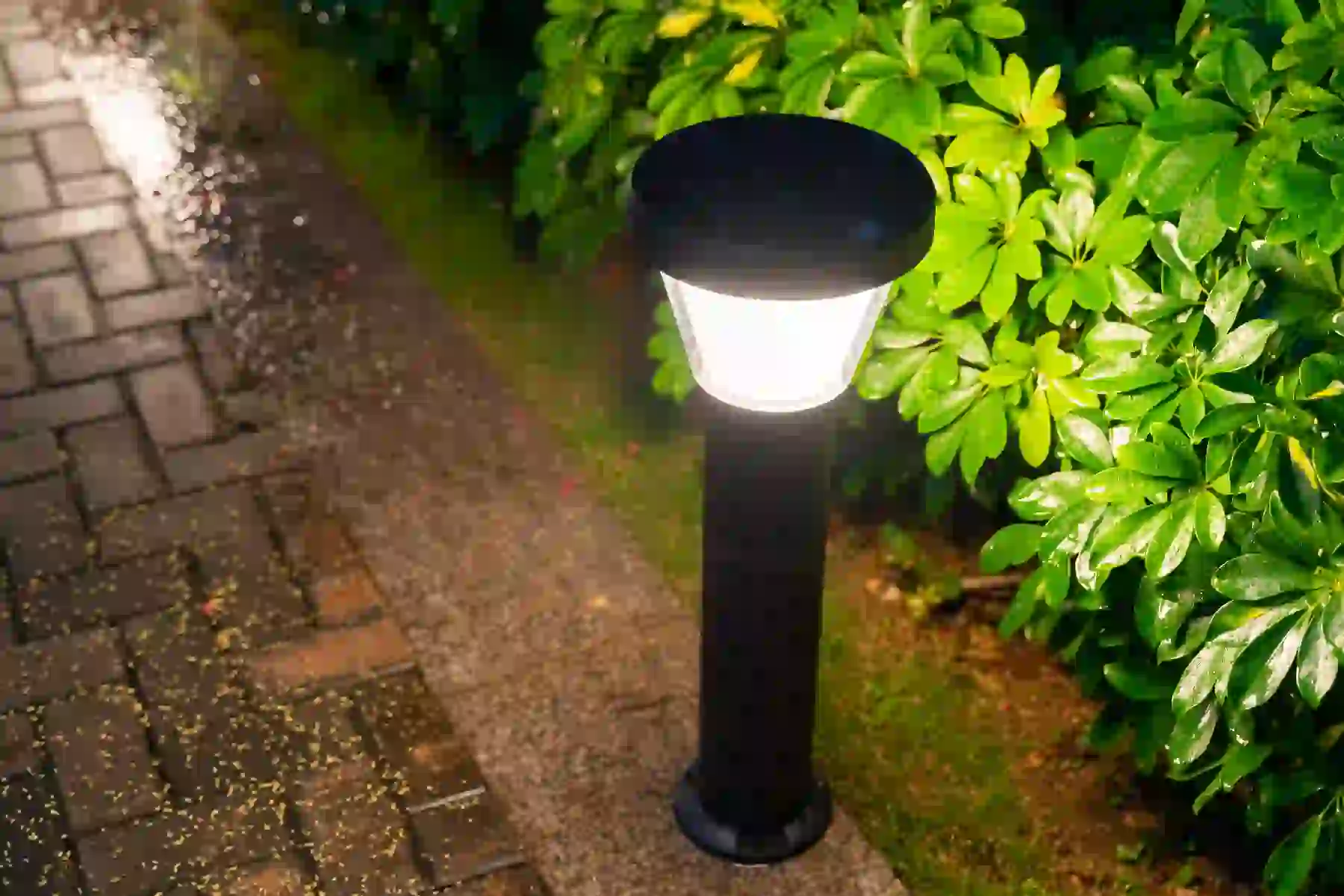 CPD-2106 solar lights beside a residential entry