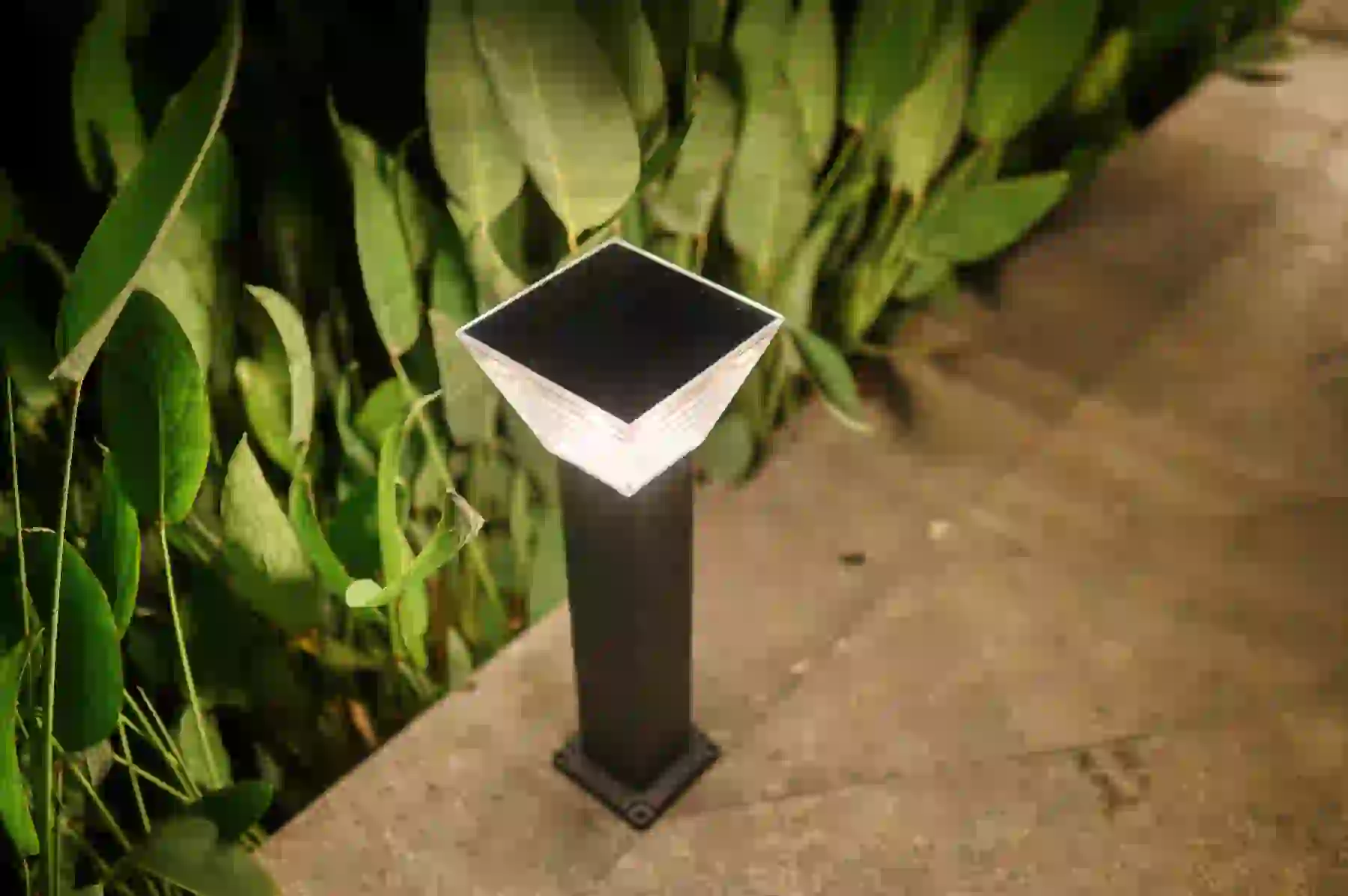 CPD-5004 solar light in a planted garden bed