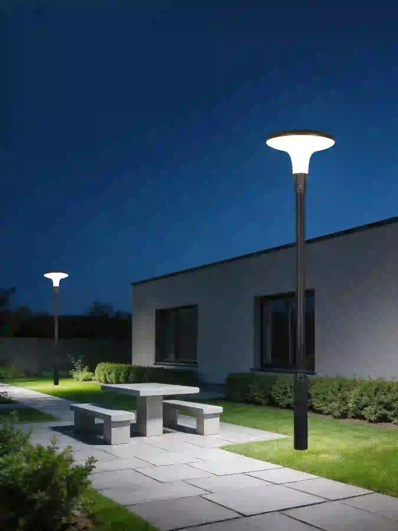TYD-1104 solar lights in a courtyard