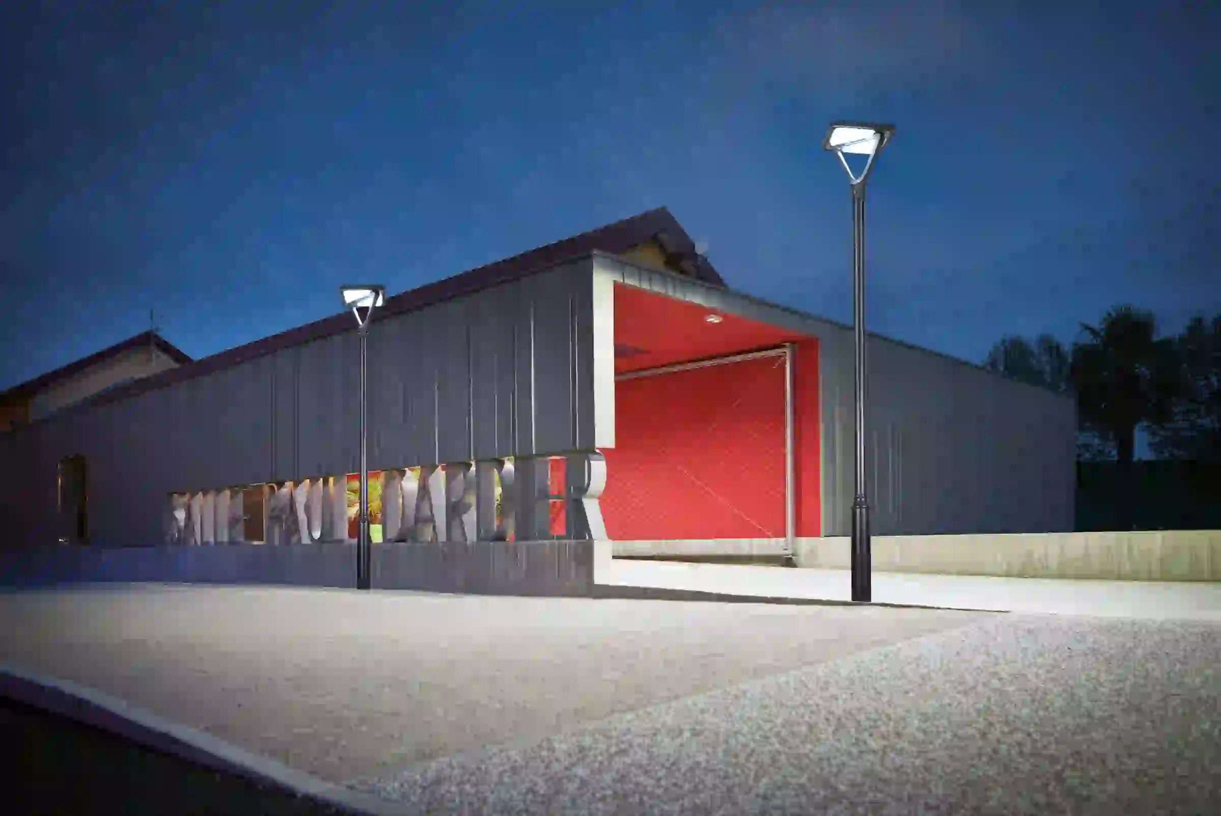 TYD-2403 solar lights lining a landscaped area