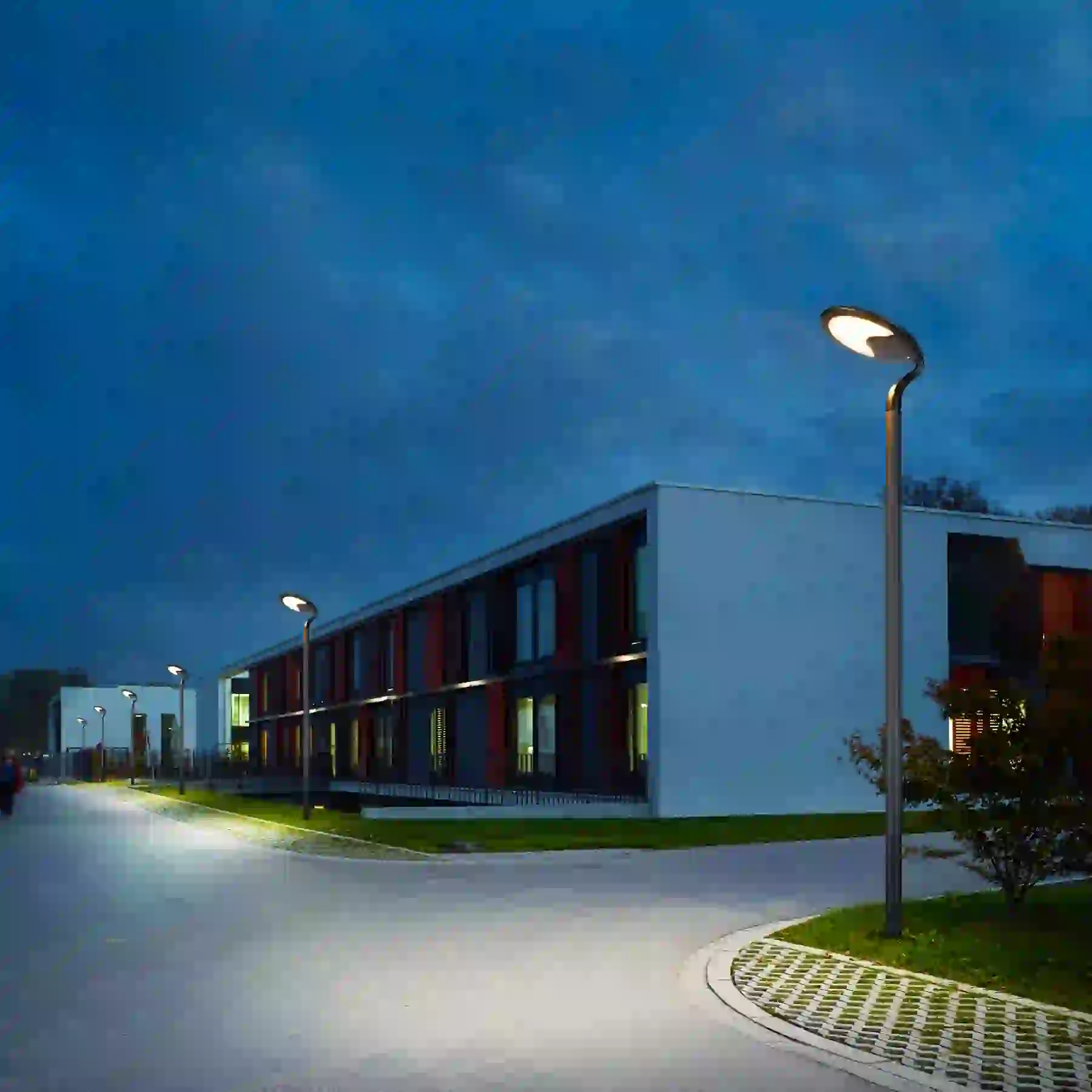 TYD-5108 solar lights in a courtyard