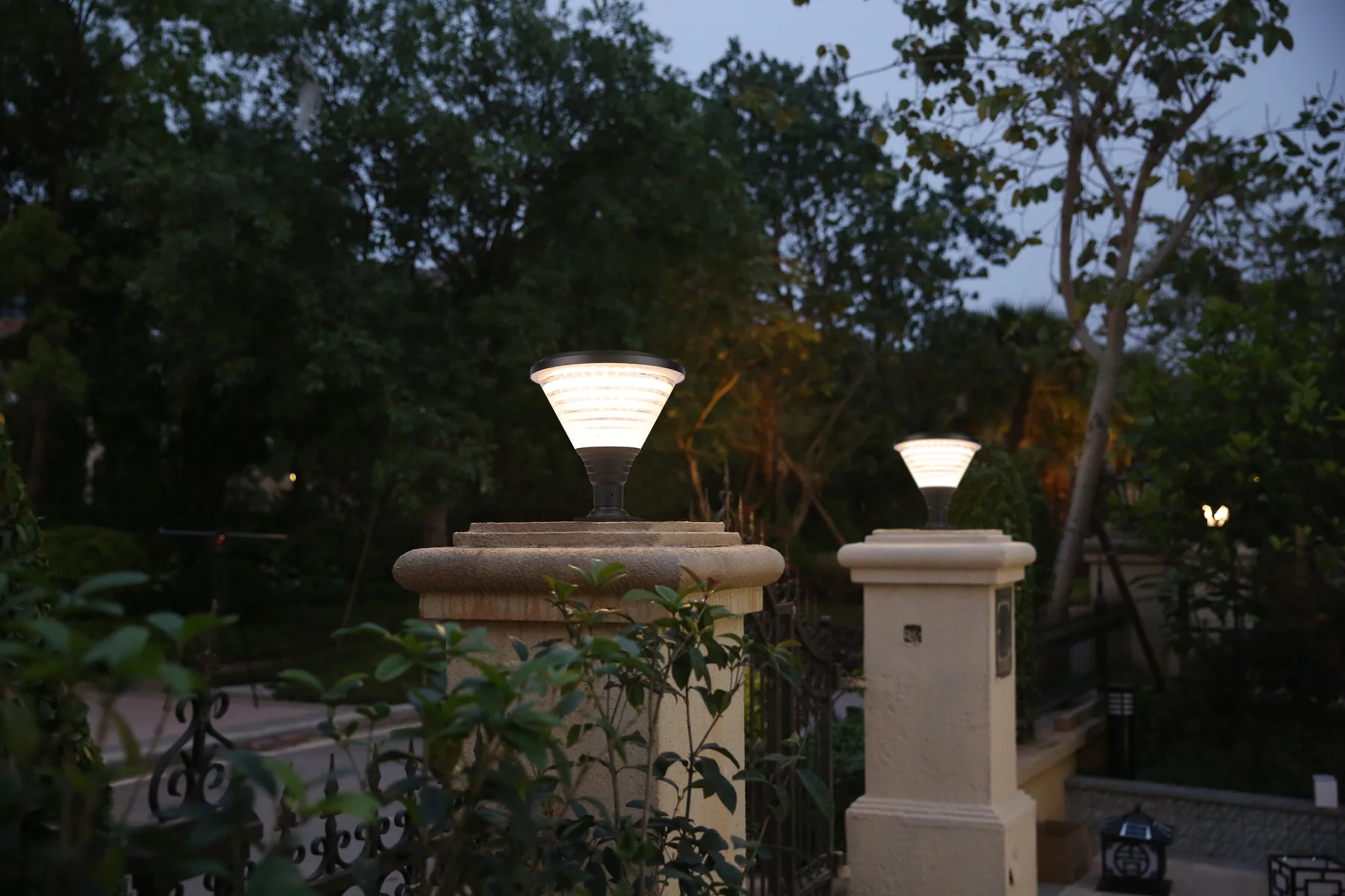 ZTD-001 Hourglass Solar Pillar Light
