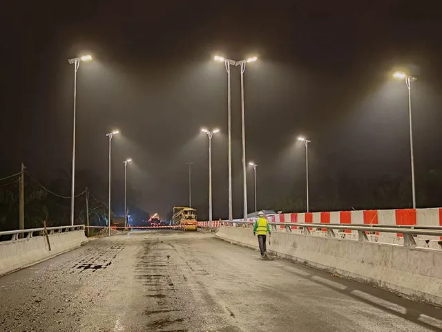 100W all-in-one solar street light installation in Malaysia